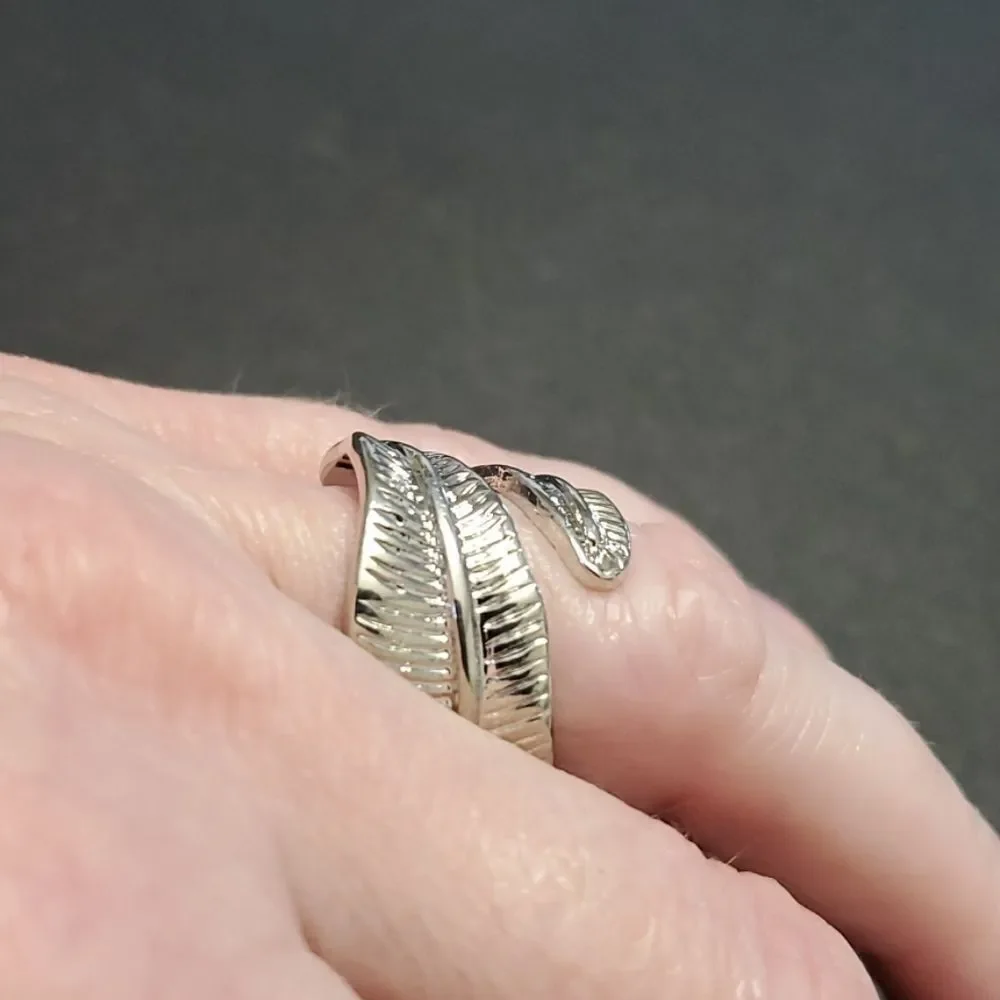 Silver tone textured leaf ring size 7.5